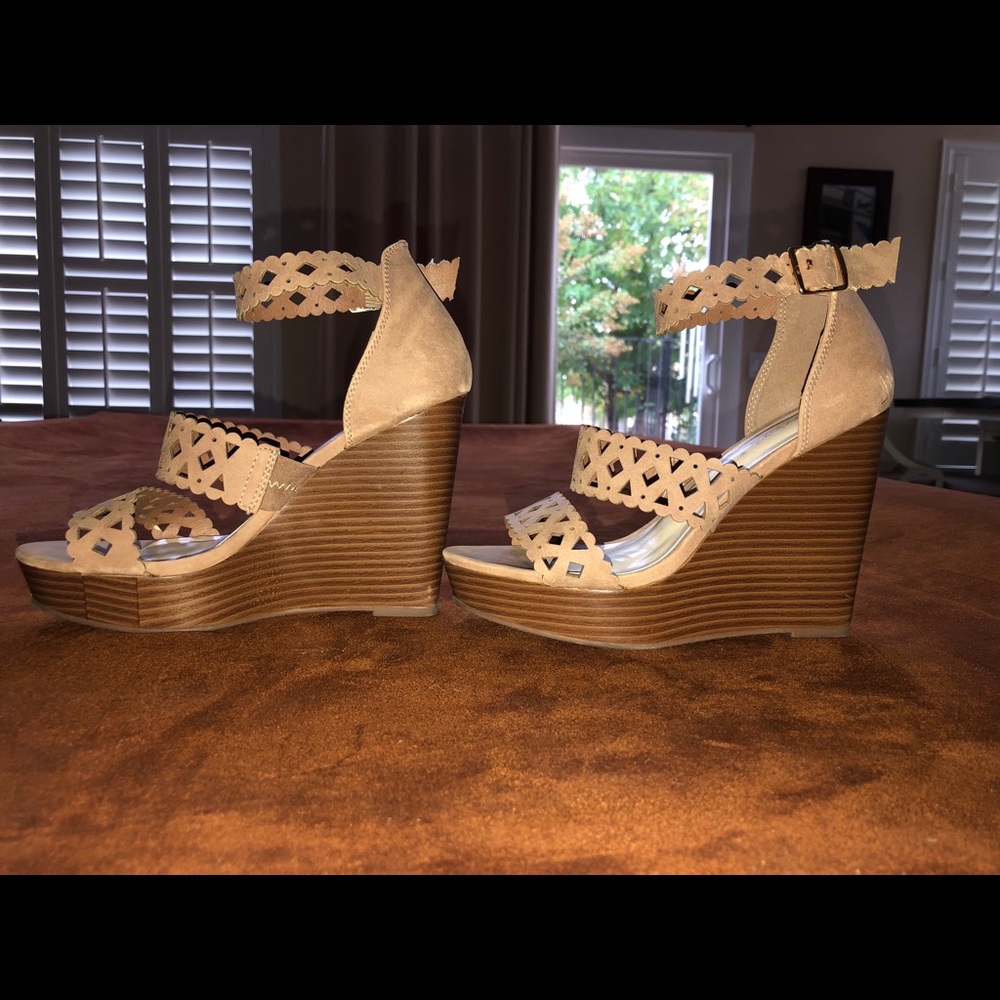 Tan strapped wedges